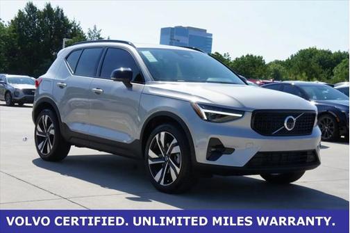 2025 Volvo XC40 B5 Ultra Dark Theme