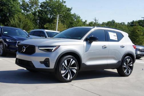 2025 Volvo XC40 B5 Ultra Dark Theme