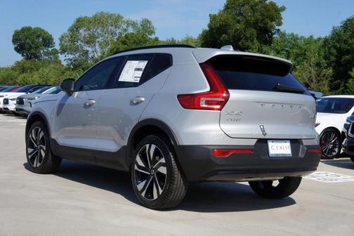 2025 Volvo XC40 B5 Ultra Dark Theme
