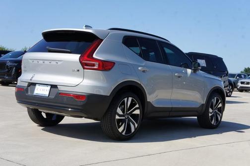 2025 Volvo XC40 B5 Ultra Dark Theme
