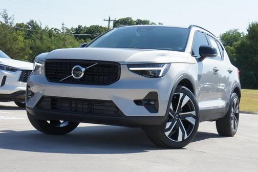 2025 Volvo XC40 B5 Ultra Dark Theme