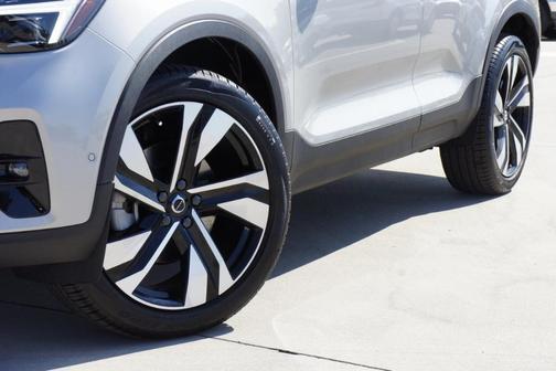 2025 Volvo XC40 B5 Ultra Dark Theme