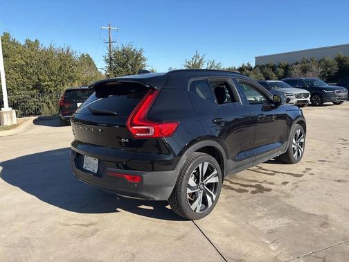2023 Volvo XC40 Plus Dark Theme