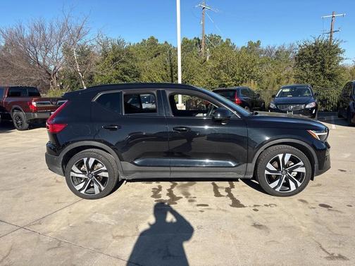 2023 Volvo XC40 Plus Dark Theme