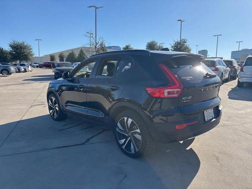 2023 Volvo XC40 Plus Dark Theme
