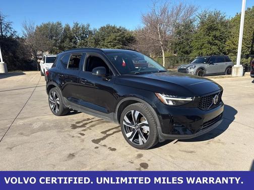 2023 Volvo XC40 Plus Dark Theme