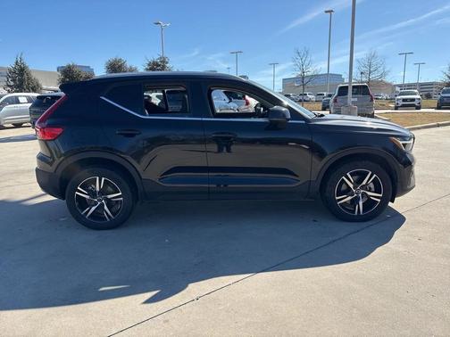 2025 Volvo XC40 B5 AWD
