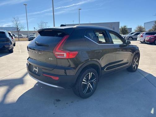 2025 Volvo XC40 B5 AWD