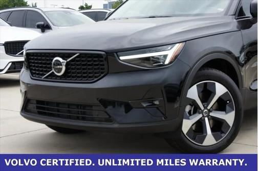 2025 Volvo XC40 B5 Plus Dark Theme