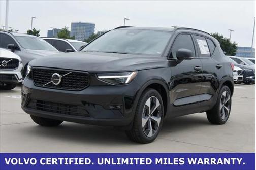 2025 Volvo XC40 B5 Plus Dark Theme