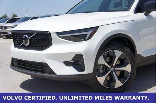 2025 Volvo XC40 B5 Plus Bright Theme