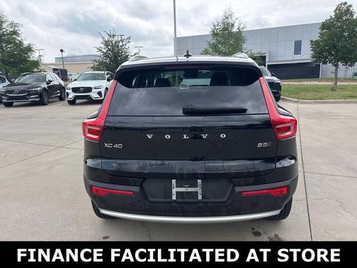 Onyx Black Metallic 2025 Volvo XC40 B5 AWD