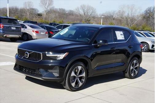 2025 Volvo XC40 B5 Core Bright Theme