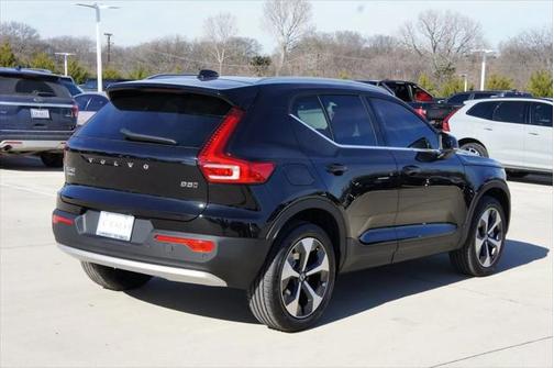 2025 Volvo XC40 B5 Core Bright Theme
