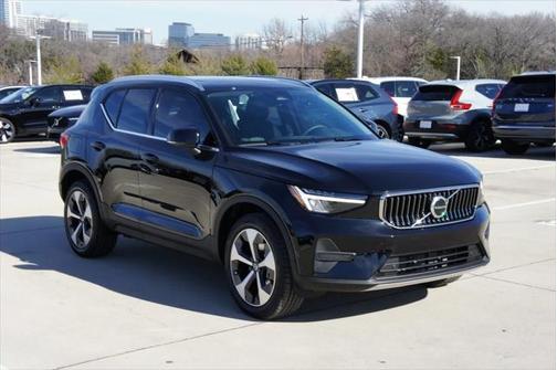 2025 Volvo XC40 B5 Core Bright Theme