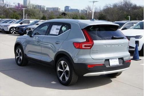2025 Volvo XC40 B5 Core Bright Theme