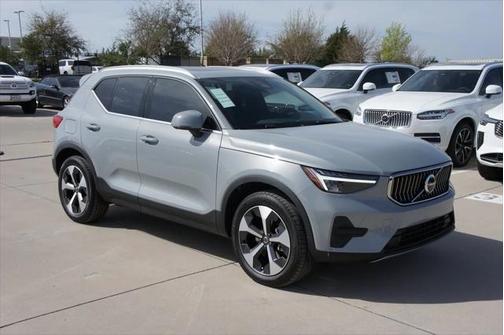 2025 Volvo XC40 B5 Core Bright Theme