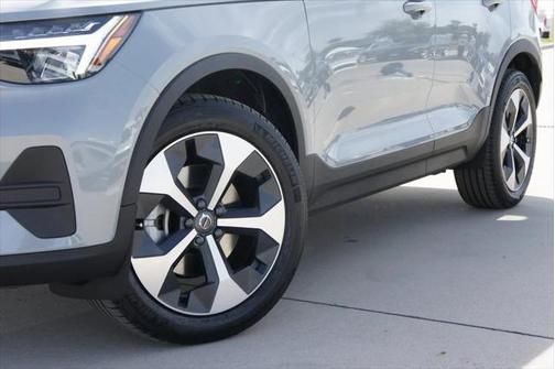 2025 Volvo XC40 B5 Core Bright Theme