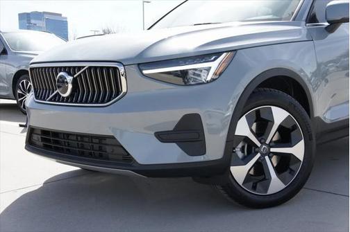 2025 Volvo XC40 B5 Core Bright Theme