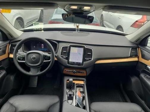2024 Volvo XC90 B5 Plus
