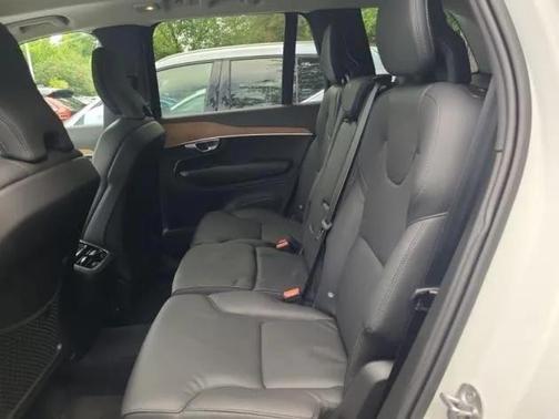 2024 Volvo XC90 B5 Plus