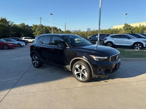 2025 Volvo XC40 B5 Plus Bright Theme