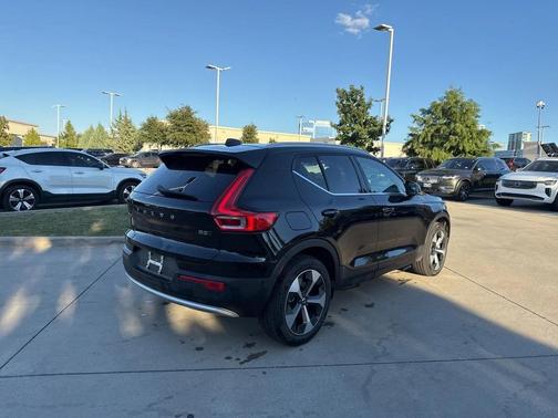 2025 Volvo XC40 B5 Plus Bright Theme