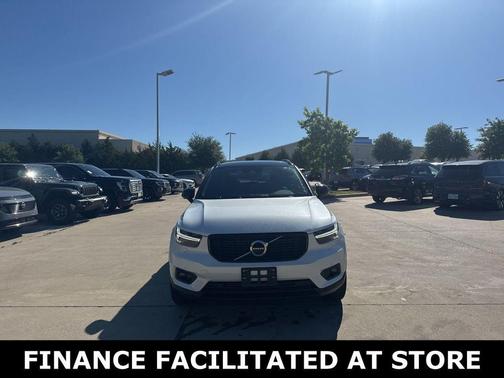 Crystal White Metallic 2020 Volvo XC40 T4 R-Design