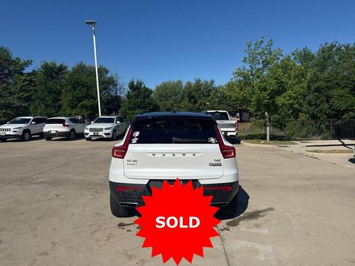 Crystal White Metallic 2020 Volvo XC40 T4 R-Design
