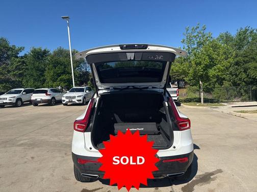 Crystal White Metallic 2020 Volvo XC40 T4 R-Design