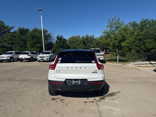 Crystal White Metallic 2020 Volvo XC40 T4 R-Design