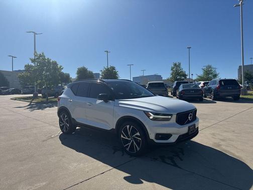 Crystal White Metallic 2020 Volvo XC40 T4 R-Design