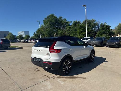 Crystal White Metallic 2020 Volvo XC40 T4 R-Design
