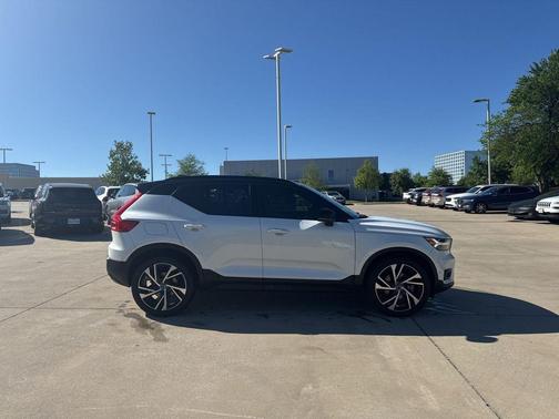 Crystal White Metallic 2020 Volvo XC40 T4 R-Design
