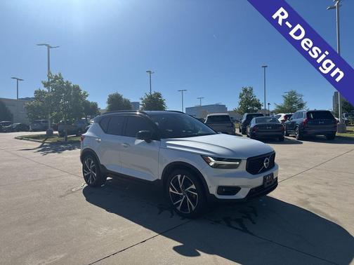 Crystal White Metallic 2020 Volvo XC40 T4 R-Design