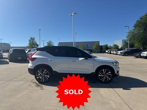 Crystal White Metallic 2020 Volvo XC40 T4 R-Design