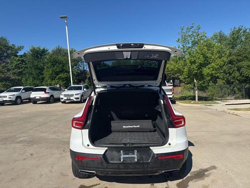 Crystal White Metallic 2020 Volvo XC40 T4 R-Design