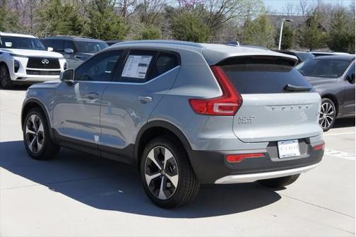 2025 Volvo XC40 B5 Core Bright Theme