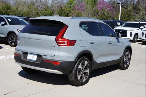 2025 Volvo XC40 B5 Core Bright Theme