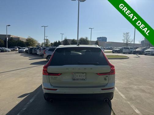 Crystal White Pearl 2019 Volvo XC60 T6 Momentum