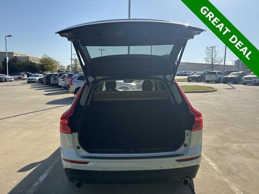 Crystal White Pearl 2019 Volvo XC60 T6 Momentum