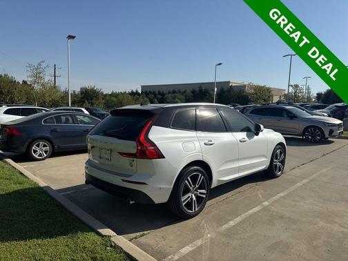 Crystal White Pearl 2019 Volvo XC60 T6 Momentum