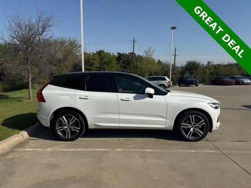 Crystal White Pearl 2019 Volvo XC60 T6 Momentum