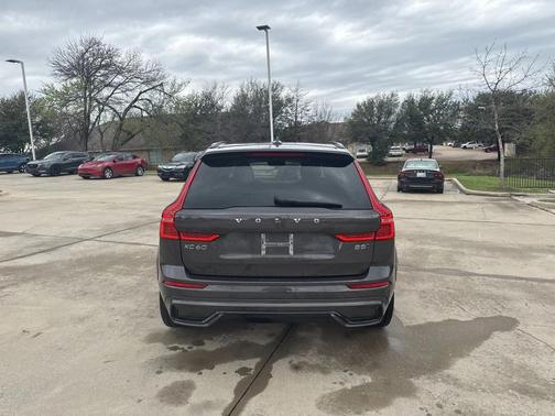 2024 Volvo XC60 B5 Ultimate Dark Theme