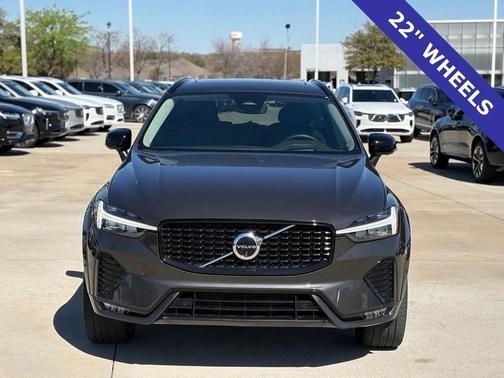 2024 Volvo XC60 B5 Ultimate Dark Theme