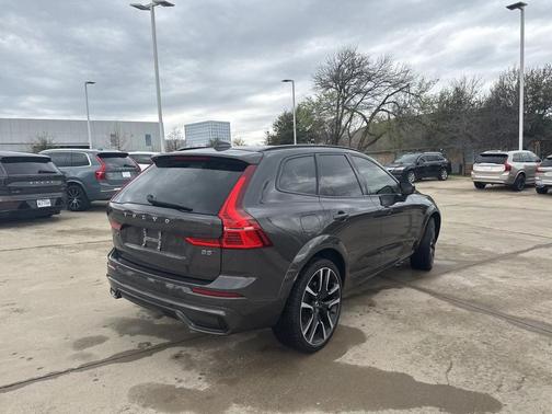 2024 Volvo XC60 B5 Ultimate Dark Theme