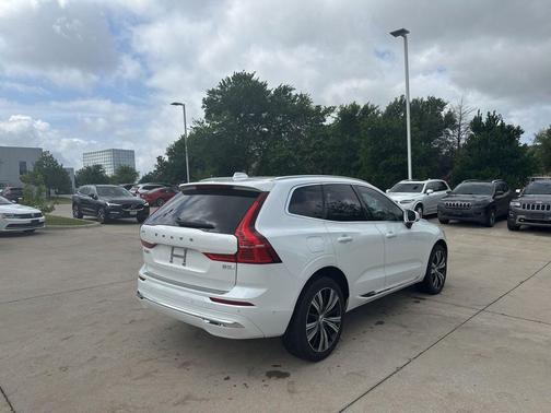 Crystal White Metallic 2023 Volvo XC60 B5 Plus Bright Theme