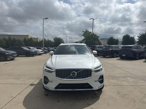 Crystal White Metallic 2023 Volvo XC60 B5 Plus Bright Theme