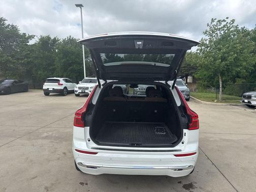 Crystal White Metallic 2023 Volvo XC60 B5 Plus Bright Theme