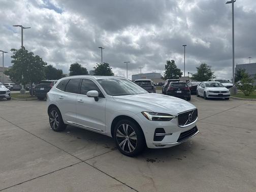 Crystal White Metallic 2023 Volvo XC60 B5 Plus Bright Theme